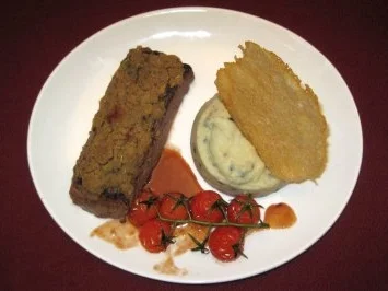 Rezept: Lamm mit Kräuterhaube auf Oliven-Kartoffelcreme mit Parmesanchips Lamm mit Kräuterhaube auf Oliven-Kartoffelcreme mit Parmesanchips - Rezept