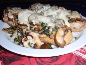 Abendliches Champignon-Filet-Baguett - überbacken mit Mozzarellakäse - Rezept