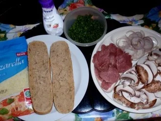 Abendliches Champignon-Filet-Baguett - überbacken mit Mozzarellakäse - Rezept - Bild Nr. 2