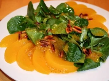 Feldsalat mit Pfirsich und Pinienkernen - Rezept