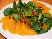 Feldsalat mit Pfirsich und Pinienkernen - Rezept