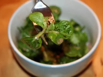 Feldsalat mit Johannisbeer-Vinaigrette - Rezept - Bild Nr. 3