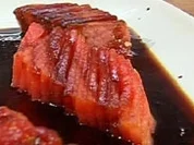 Gegrillte Wassermelone mit Balsamico-Honigreduktion - Rezept