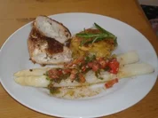 HÄHNCHENFILET MIT FRISCHKÄSE AUF KARTOFFELGRATIN MIT SPARGEL MEDITERRANER ART - Rezept