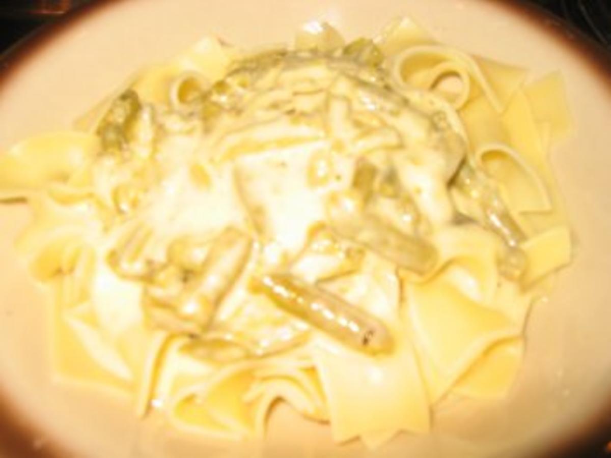 Vegetarisch: Bohnen Käse Soße auf Bandnudeln - einfach - 267 kcal/100g Vegetarisch: Bohnen Käse Soße auf Bandnudeln - einfach - 267 kcal/100g