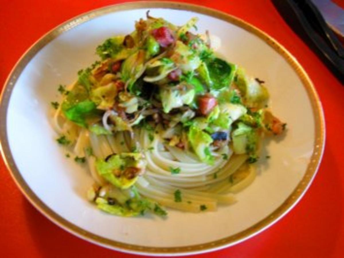 Bilder für Rosenkohlblätter gebraten auf Linguine - Rezept