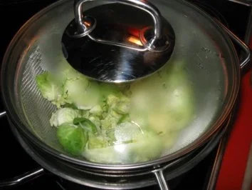 Rosenkohlblätter gebraten auf Linguine - Rezept - Bild Nr. 5