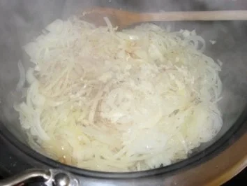 Rezept: Zwiebelsuppe "Parisienne" Bild Nr. 5 Zwiebelsuppe "Parisienne" - Rezept - Bild Nr. 5