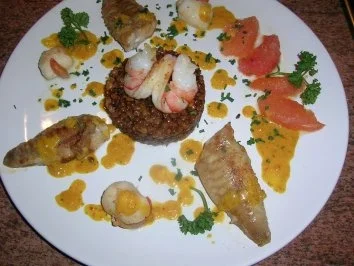 Rezept: Seeteufelfilet, Jakobsmuscheln und Hummerkrabben auf Chateau Linsen an Grapefriut-Sahne-Sauce Bild Nr. 2 Seeteufelfilet, Jakobsmuscheln und Hummerkrabben auf Chateau Linsen an Grapefriut-Sahne-Sauce - Rezept - Bild Nr. 2