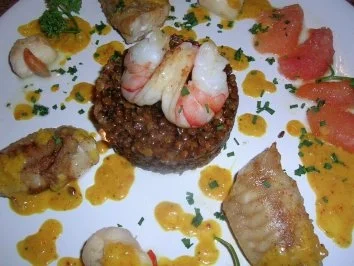 Rezept: Seeteufelfilet, Jakobsmuscheln und Hummerkrabben auf Chateau Linsen an Grapefriut-Sahne-Sauce Seeteufelfilet, Jakobsmuscheln und Hummerkrabben auf Chateau Linsen an Grapefriut-Sahne-Sauce - Rezept