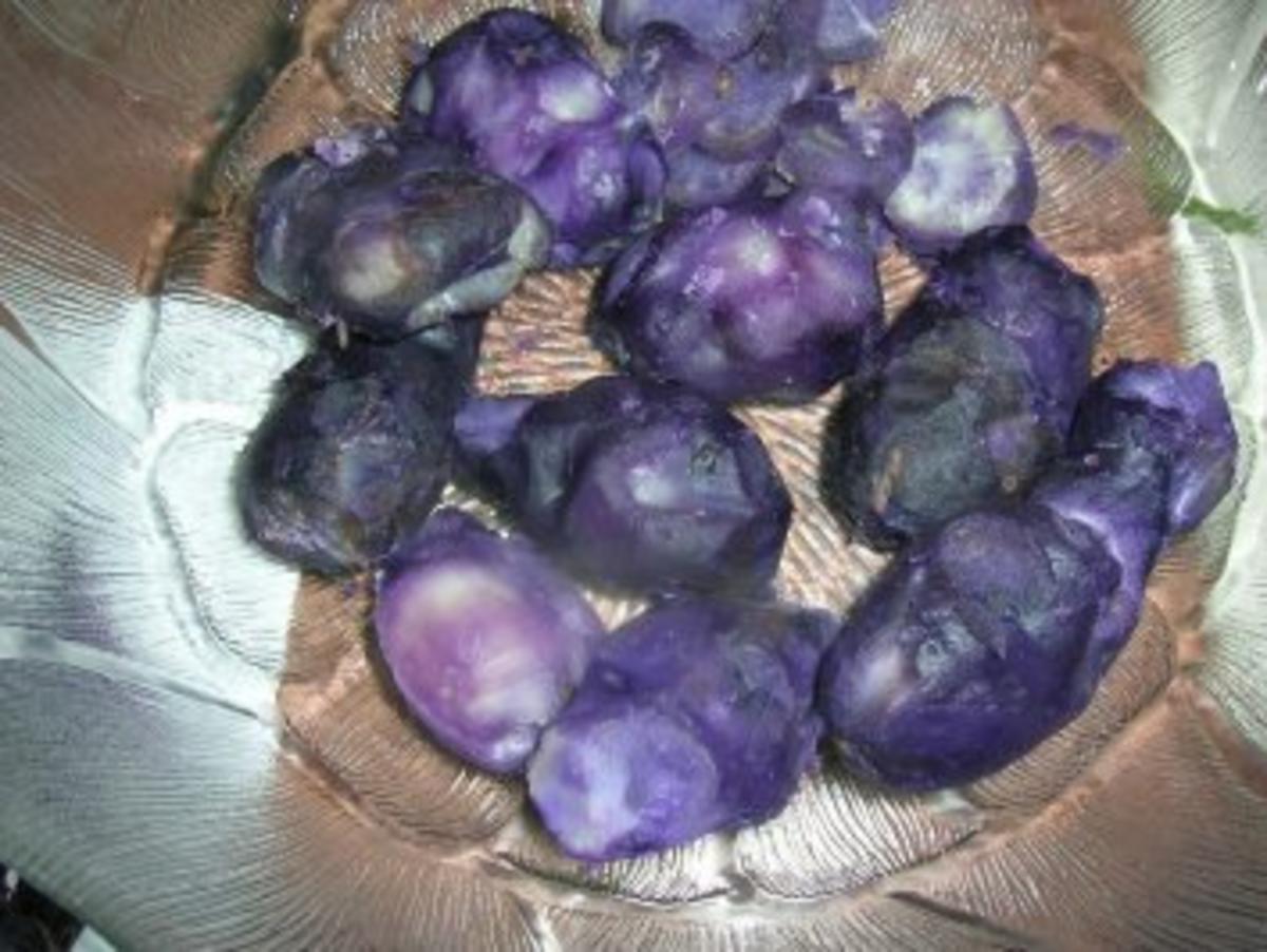 Blau-weißer lauwarmer Kartoffelsalat mit eingelgten Lammkoteletts - Rezept - Bild Nr. 4