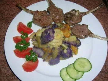 Blau-weißer lauwarmer Kartoffelsalat mit eingelgten Lammkoteletts - Rezept