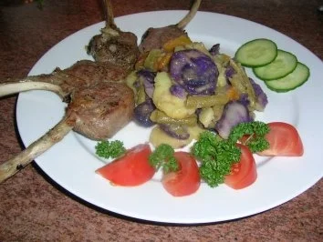 Lammkoteletts zu meinem blau-weißen Kartoffelsalat - Rezept