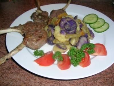 Rezept: Lammkoteletts zu meinem blau-weißen Kartoffelsalat Lammkoteletts zu meinem blau-weißen Kartoffelsalat - Rezept