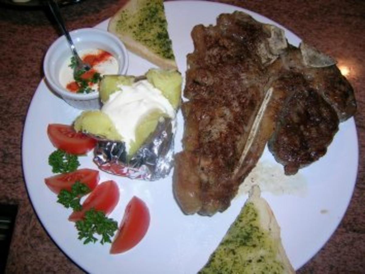 T-Bone Steak mit Baked Potatoes, Sour Cream und gemischtem Salat - Rezept