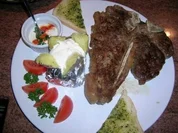 T-Bone Steak mit Baked Potatoes, Sour Cream und gemischtem Salat - Rezept