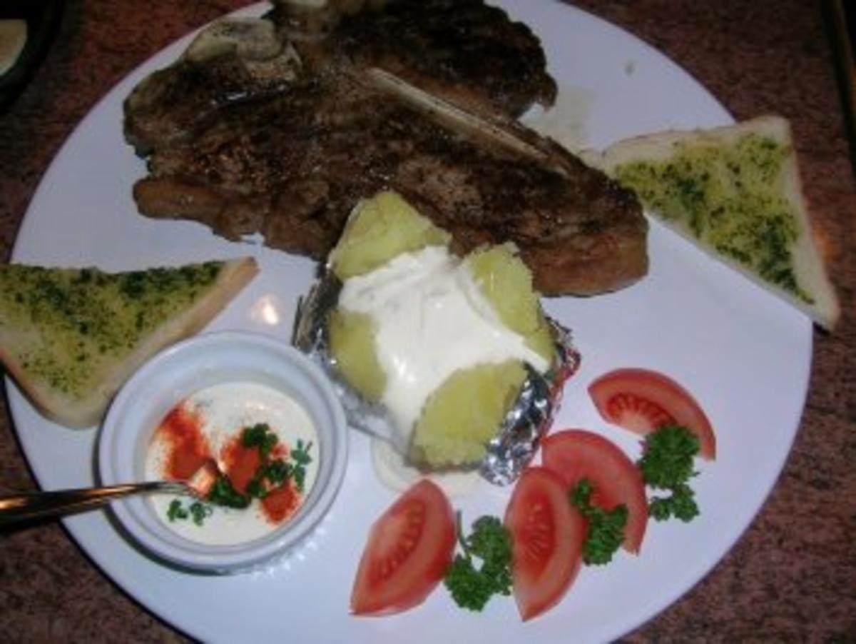 T-Bone Steak mit Baked Potatoes, Sour Cream und gemischtem Salat - Rezept - Bild Nr. 2
