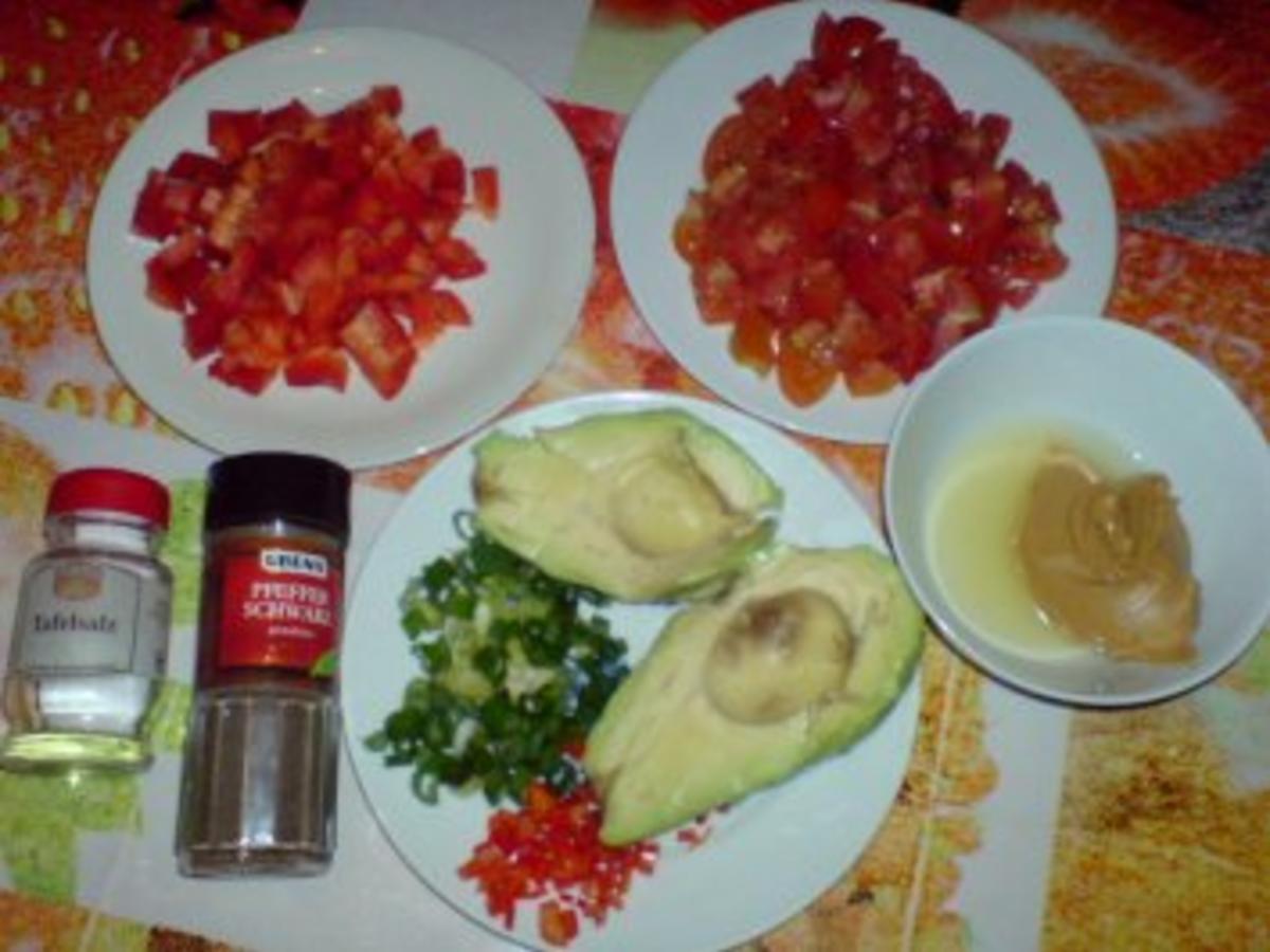Avocadosalat mit Erdnussmus - schnell &amp; einfach - 148 kcal/100g