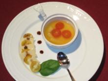 Strauchtomaten-Essenz auf einem Bett gelber Tomaten mit Parmesan und Balsamico - Rezept