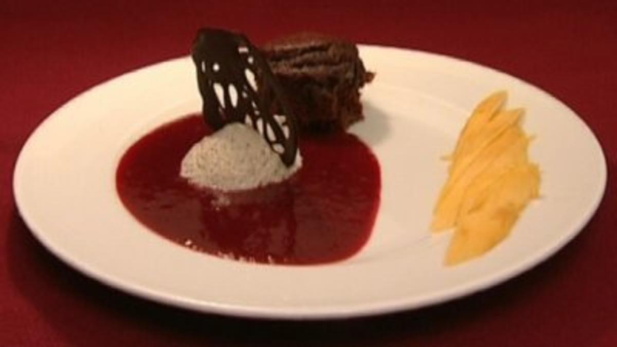 Fondant au chocolat mit Thaimango, Himbeersoße und Vanille-Mousse (Annabelle Mandeng) - Rezept