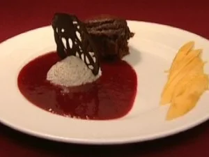 Fondant au chocolat mit Thaimango, Himbeersoße und Vanille-Mousse (Annabelle Mandeng) - Rezept