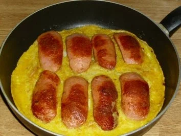 Gebratene Knackwürste mit Eierguß - Rezept