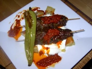 Hackspieße auf Fladenbrotwürfel - türkische Art - Rezept