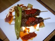 Hackspieße auf Fladenbrotwürfel - türkische Art - Rezept