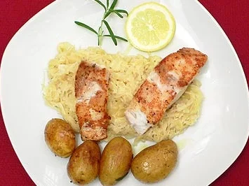 Rezept: Viktoriabarsch auf Champagnerkraut mit Schokolade und Rosmarinkartoffeln Viktoriabarsch auf Champagnerkraut mit Schokolade und Rosmarinkartoffeln - Rezept