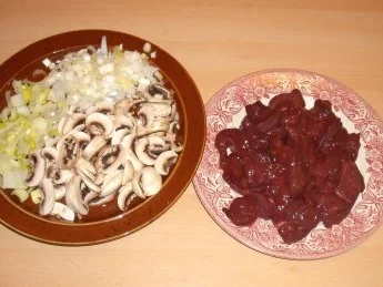 Rezept: Rindsleber in Tomaten-Champignonsoße auf Tagliatelle Bild Nr. 3 Rindsleber in Tomaten-Champignonsoße auf Tagliatelle - Rezept - Bild Nr. 3