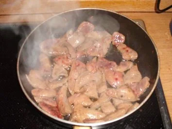 Rezept: Rindsleber in Tomaten-Champignonsoße auf Tagliatelle Bild Nr. 5 Rindsleber in Tomaten-Champignonsoße auf Tagliatelle - Rezept - Bild Nr. 5