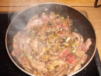 Rezept: Rindsleber in Tomaten-Champignonsoße auf Tagliatelle Bild Nr. 6 Rindsleber in Tomaten-Champignonsoße auf Tagliatelle - Rezept - Bild Nr. 6