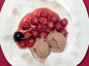 Dunkles Schokoladeneis mit heißen Kirschen - Rezept