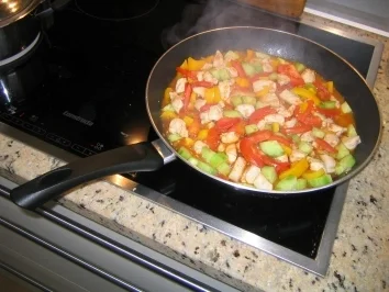 Rezept: Huhn mit süß-saurem Gemüse Huhn mit süß-saurem Gemüse - Rezept