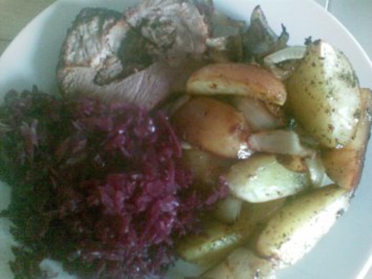 Spießbraten mit Ofenkartoffeln und Zwiebeln - Rezept