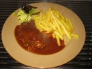 Schweinerouladen mit Pommes und Salat - Rezept