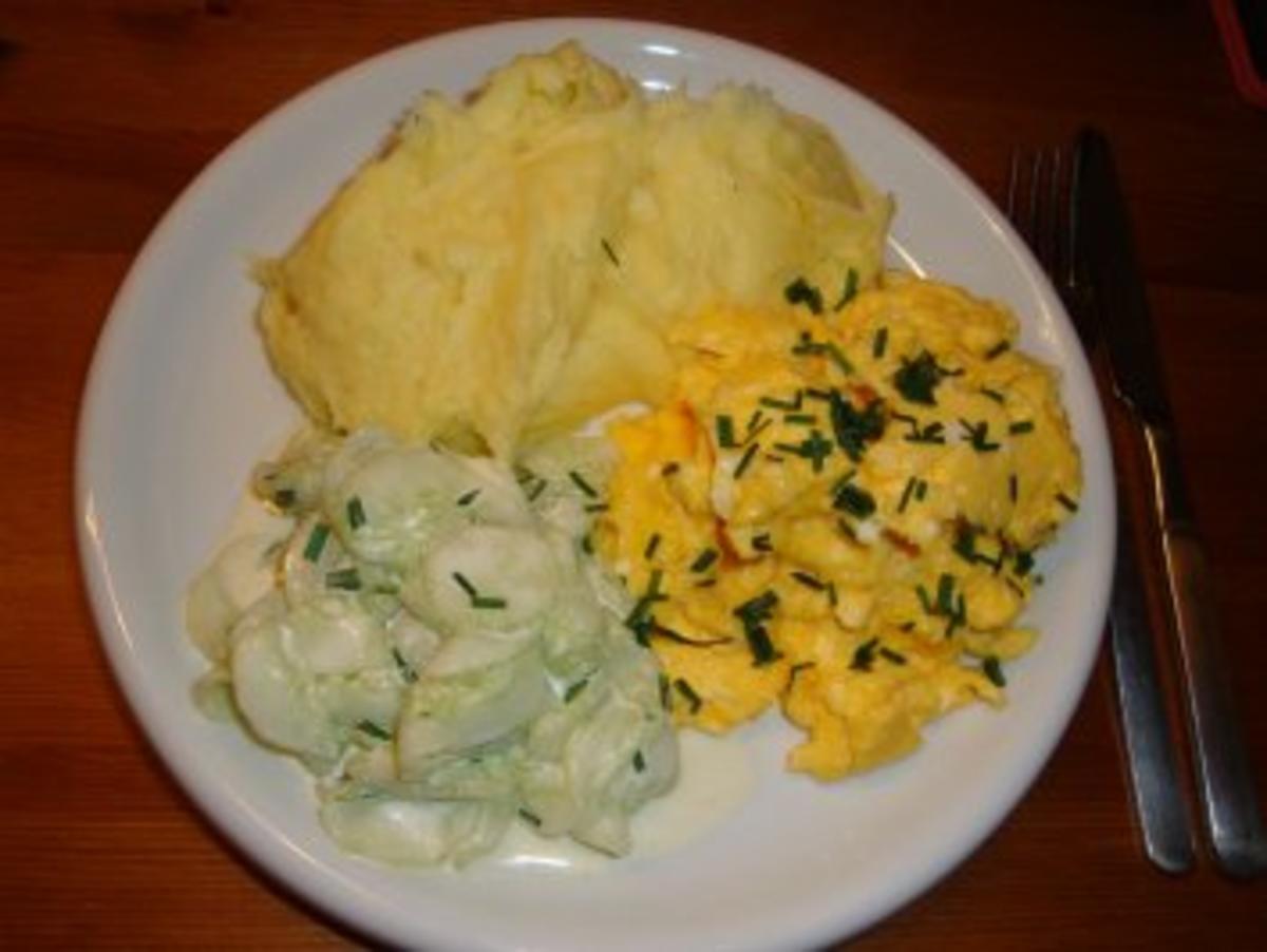 Kartoffelpü mit Rührei & Gurkensalat - Rezept