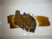 Bisonsteak mit gemälzten Zwiebeln und Koriandermöhren - Rezept