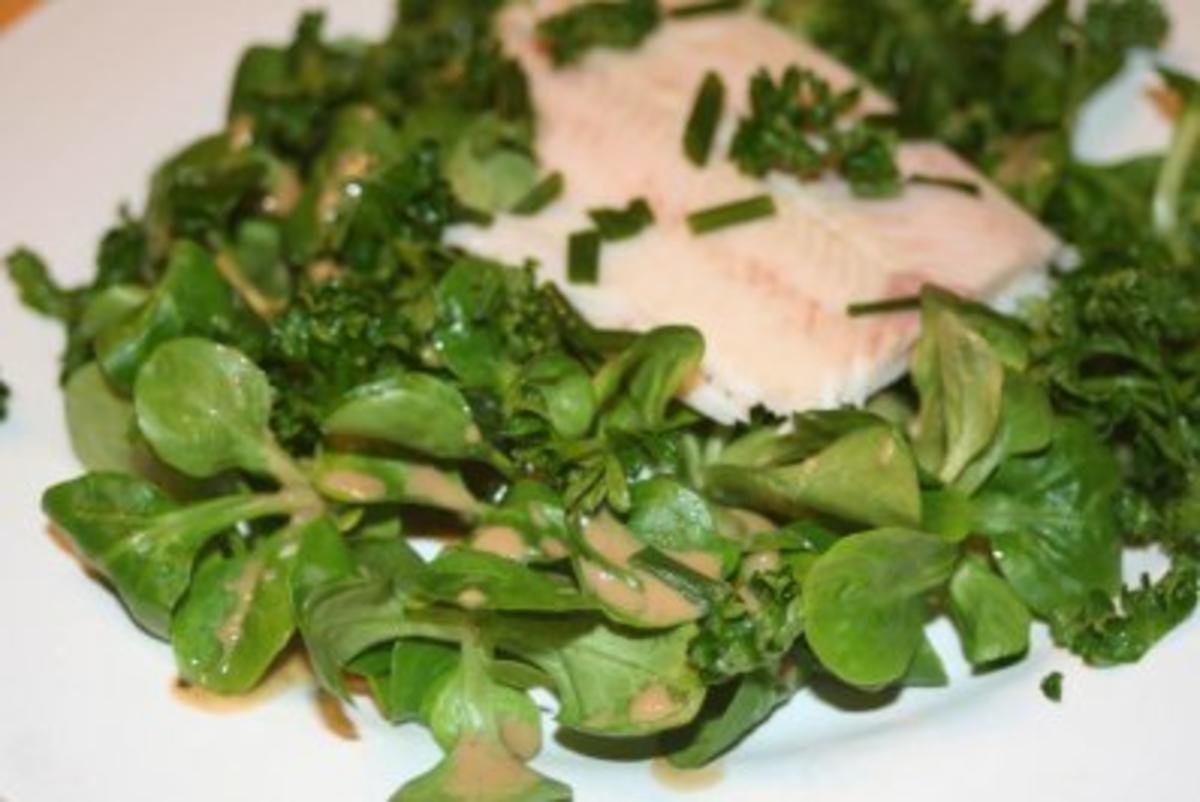 Salat mit geräucherter Forelle an Honig-Senf-Dressing - Rezept