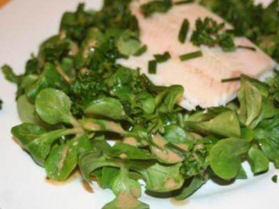 Rezept: Salat mit geräucherter Forelle an Honig-Senf-Dressing Salat mit geräucherter Forelle an Honig-Senf-Dressing - Rezept