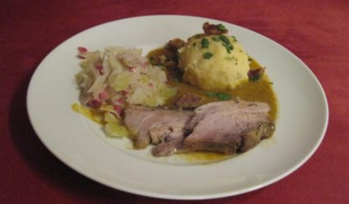 Senfschäufele mit Honigglasur, fränkischen Klößen und Dämpfkraut ...
