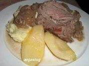 Rezept: Lammkeule mit Rotwein Zwiebeln und Birnen Lammkeule mit Rotwein Zwiebeln und Birnen - Rezept