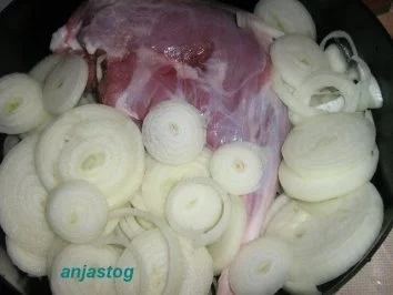 Rezept: Lammkeule mit Rotwein Zwiebeln und Birnen Bild Nr. 3 Lammkeule mit Rotwein Zwiebeln und Birnen - Rezept - Bild Nr. 3