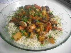 Hähnchenschenkel mit Gemüse und Reis in Honig - Rezept