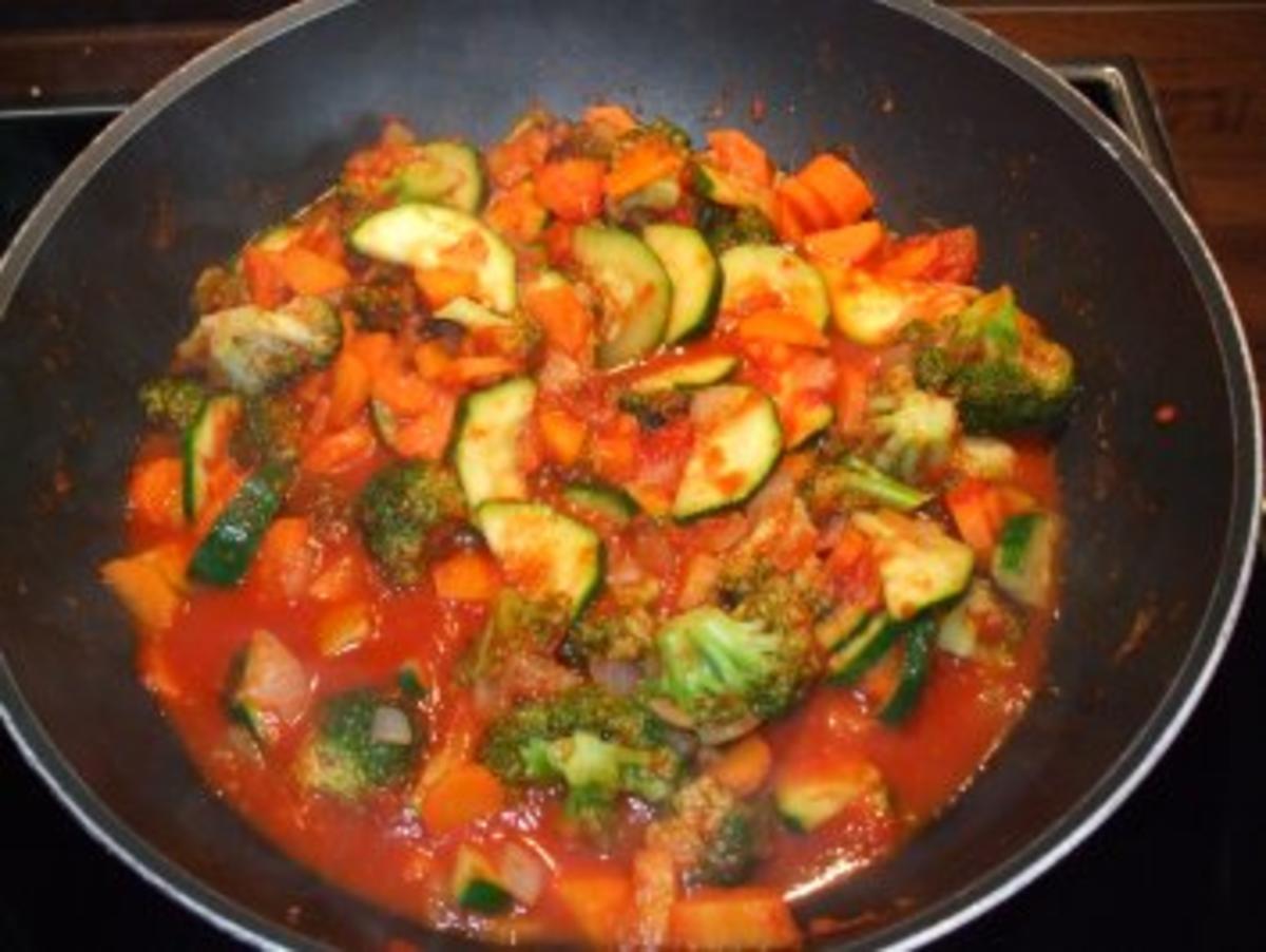 Bunte Gemüsepfanne mit Tomatensauce - Rezept - Bild Nr. 2