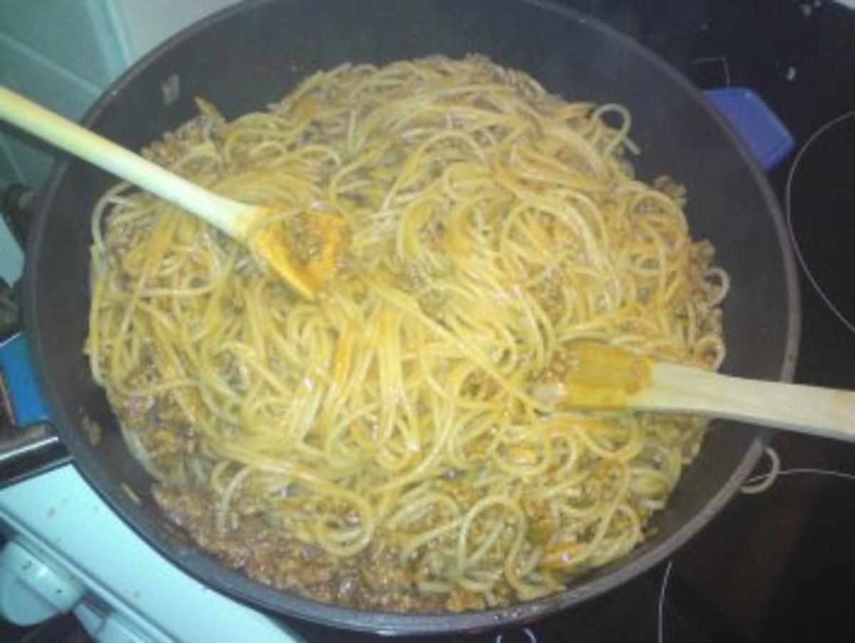 Spaghetti Bolognaise mit Rinderhack und Champignons - Rezept - Bild Nr. 3