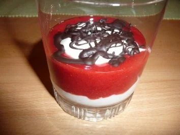Quarkspeise mit Erdbeerpüree und "Knackdeckel" - Rezept - Bild Nr. 2