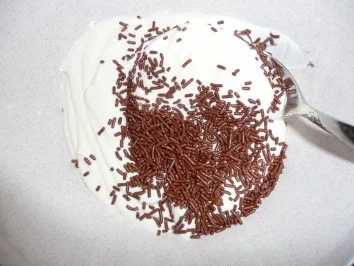 Quarkspeise mit Erdbeerpüree und "Knackdeckel" - Rezept - Bild Nr. 4