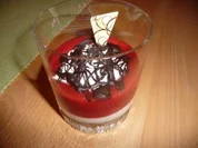 Quarkspeise mit Erdbeerpüree und "Knackdeckel" - Rezept