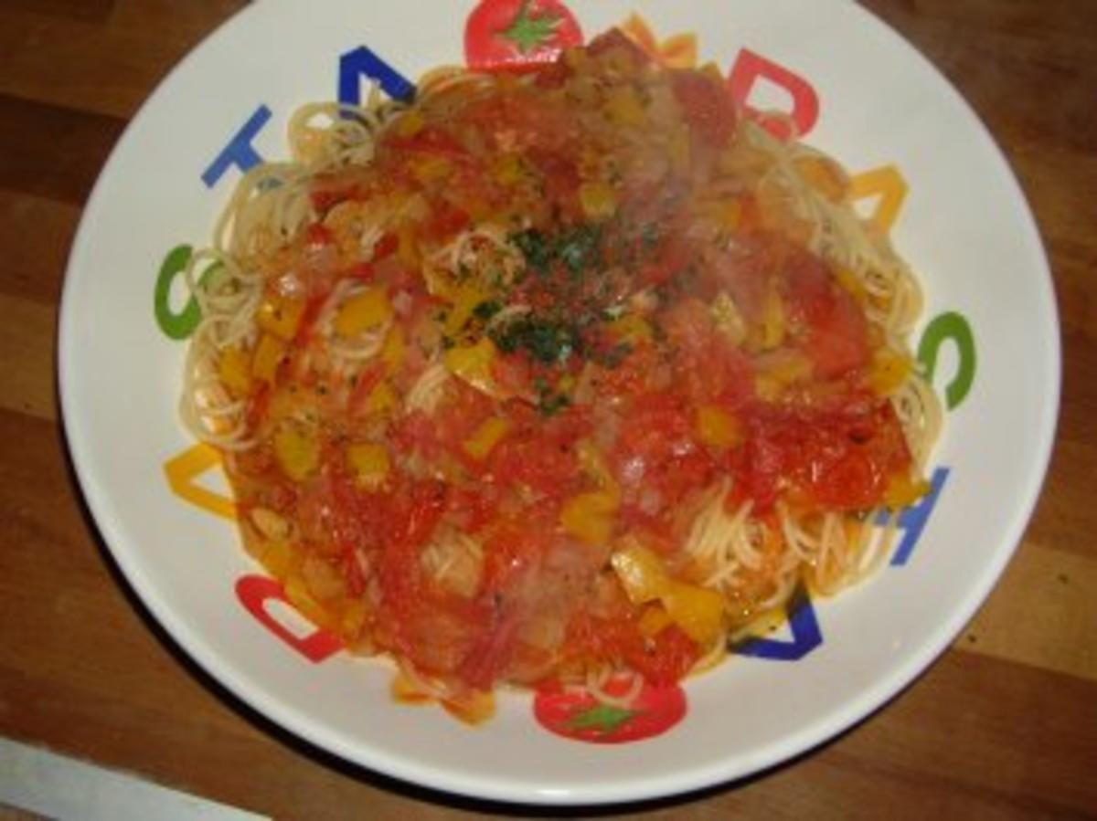 Pasta mit Tomaten-Paprika Sauce - Rezept - kochbar.de